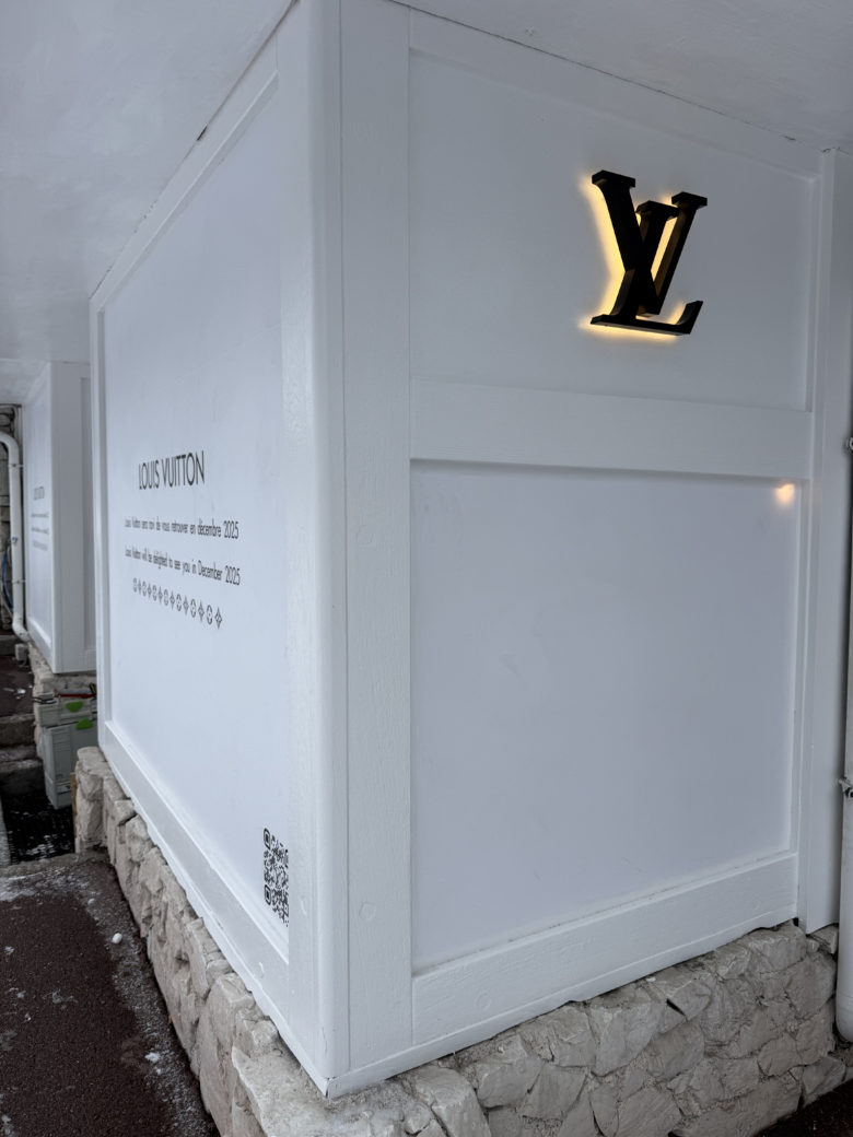 Travaux façade extérieure magasin en station